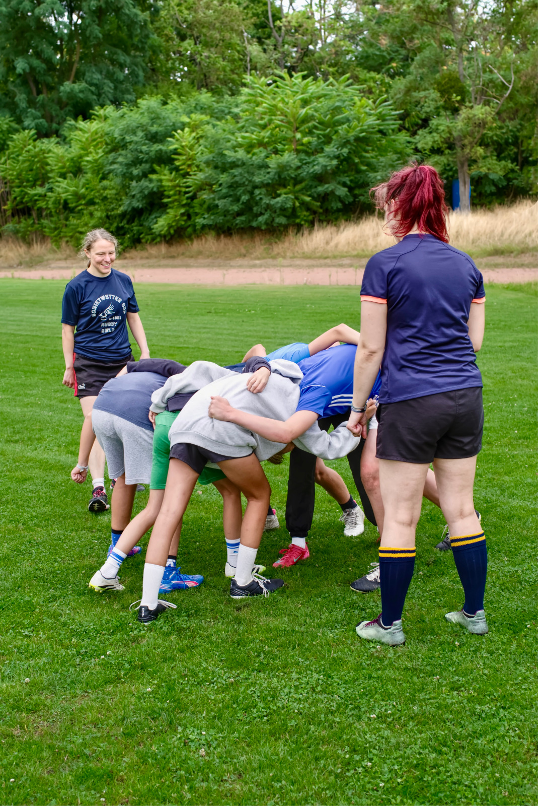 Kinder und Jugendliche beim Rugbytraining