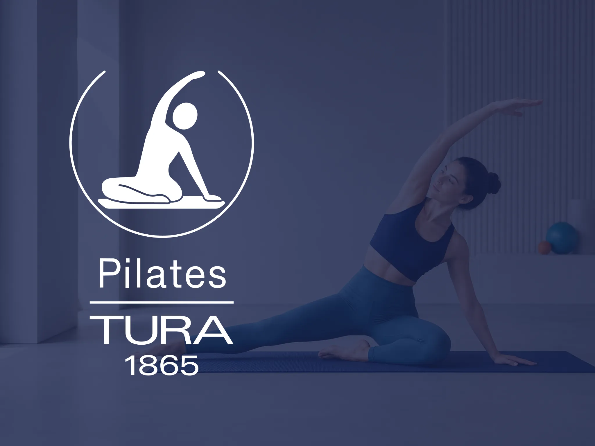 TURA-Pilatesmotiv mit einer Frau bei einer Bodenübung