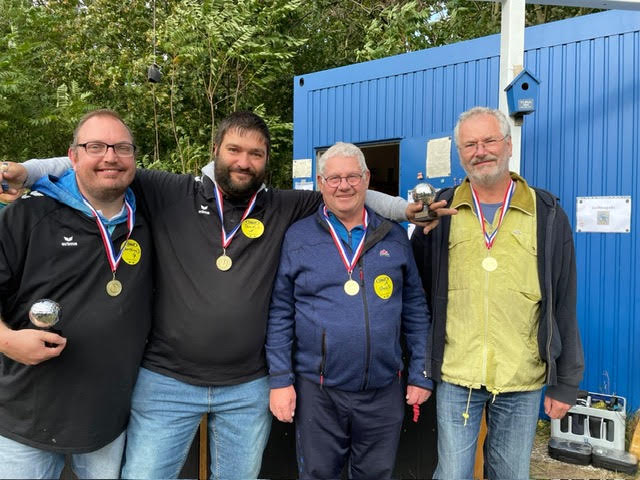 Geteilte Freude ist doppelte Freude: Christian und Burkhard sowie Daniel und Uwe auf dem 3. Platz