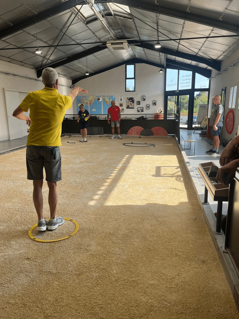 Pétanque-Spieler beim Schießtraining in der Boulehalle von Vallauris